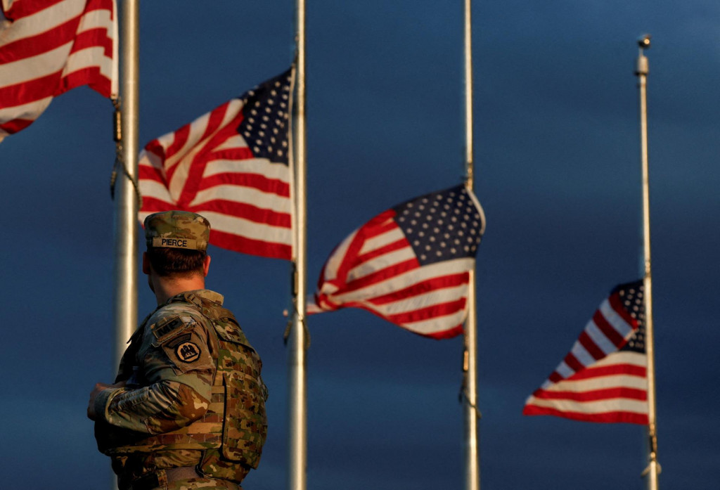 Ilustračná fotografia. Člen Národnej gardy Louisiany hliadkuje na Národnom vo Washingtone. FOTO: Reuters