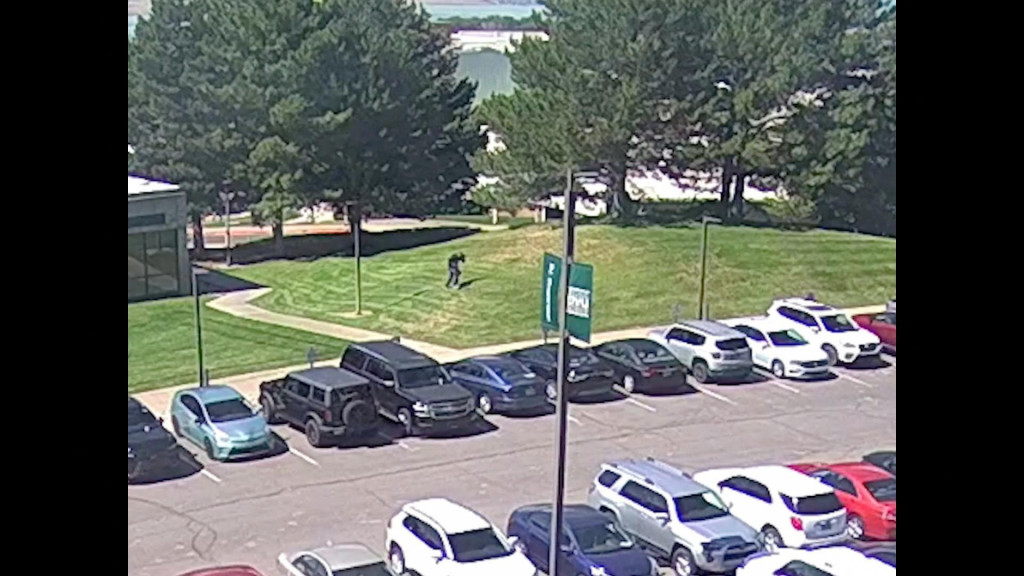 Osoba zainteresovaná v prípade smrteľnej streľby na amerického pravicového aktivistu a komentátora Charlieho Kirka, oblečená v čiernom, opúšťa priestory Univerzity Utah Valley po tom, čo 10. septembra 2025 zoskočila zo strechy budovy v Oreme v Utahu v USA. FOTO: REUTERS/FBI