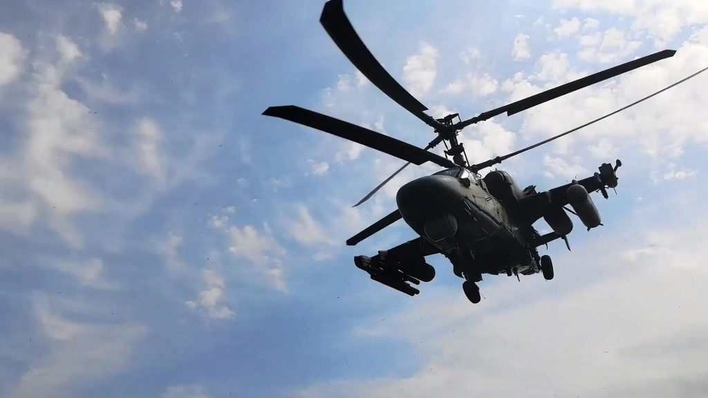 Na snímke z videa zverejnenom Ruským ministerstvom obrany bojový vrtuľník Ka-52 ruských vzdušných síl počas spoločného vojenského cvičenia Zapad medzi Ruskom a Bieloruskom. FOTO: TASR/AP