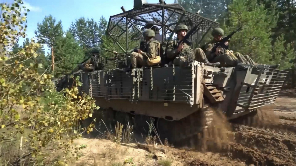 Na snímke z videa zverejnenom Ruským ministerstvom obrany obrnené vozidlá jazdia počas spoločného vojenského cvičenia Zapad medzi Ruskom a Bieloruskom. FOTO: TASR/AP