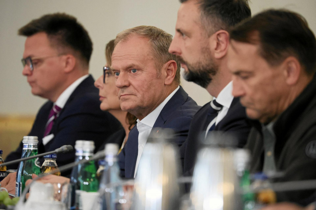 Poľský premiér Donald Tusk, predseda Sejmu Szymon Holownia, predsedníčka Senátu Malgorzata Kidawa-Blońska, minister obrany Wladyslaw Kosiniak-Kamysz a minister zahraničných vecí Radoslaw Sikorski sa 1. septembra vo Varšave zúčastnili zasadnutia Rady národnej bezpečnosti s prezidentom a členmi opozičnej strany po narušení poľského vzdušného priestoru ruskými dronmi.. FOTO: Reuters