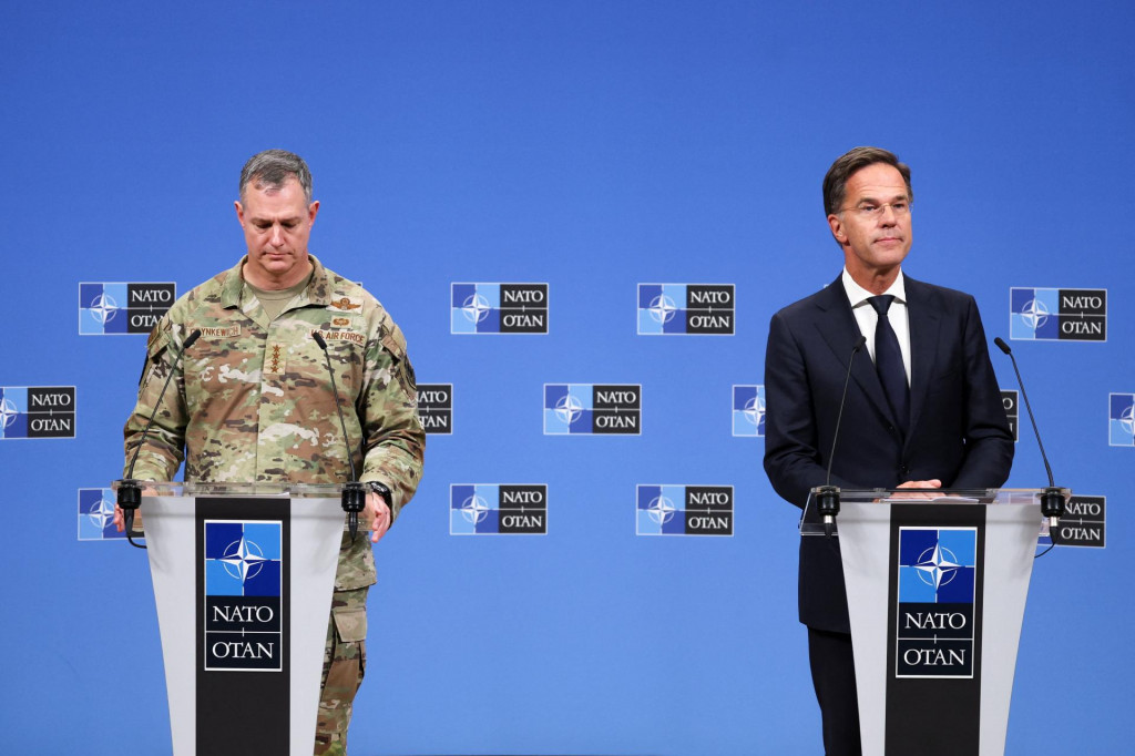 Generálny tajomník NATO Mark Rutte a vrchný veliteľ spojeneckých síl v Európe Alexus G. Grynkewich sa 12. septembra zúčastnili spoločnej tlačovej konferencie v sídle Aliancie v Bruseli v Belgicku. FOTO: Reuters