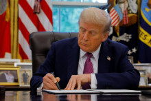 Americký prezident Donald Trump podpísal výkonný príkaz na premenovanie ministerstva obrany na „ministerstvo vojny“. FOTO: Reuters