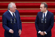 Odchádzajúci francúzsky premiér Francois Bayrou, po boku novovymenovaného francúzskeho premiéra Sébastiena Lecornua, prizerá svoj prejav počas slávnostného odovzdávania funkcie v hoteli Matignon v Paríži.FOTO: Reuters