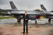 Poľský premiér Donald Tusk stojí pred stíhačkami F-16 poľského letectva. FOTO: Reuters