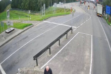 Muž, pravdepodobne bieloruský opozičný politik Mikola Statkevič, ktorý odmietol prejsť do Litvy s ďalšími prepustenými väzňami po tom, čo boli vo štvrtok omilostení a prepustení na žiadosť amerického prezidenta Donalda Trumpa, sedí v zóne nikoho na hraničnom priechode medzi Bieloruskom a Litvou. FOTO: Reuters