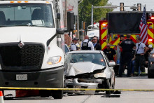 Policajti a záchranári pracujú na mieste po tom, čo agent americkej imigračnej a colnej správy zastrelil muža, ktorého sa policajti pokúsili zadržať, uviedlo Ministerstvo vnútornej bezpečnosti v dedine Franklin Park severozápadne od Chicaga. FOTO: Reuters