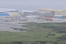 Silná vlna sa valila okolo budovy nachádzajúcej sa blízko pobrežia po silnom zemetrasení, ktoré zasiahlo polostrov Kamčatka v Severo-Kurilsku v Sachalinskej oblasti v Rusku - ilustračná fotografia z 30. júla 2025. FOTO: Reuters