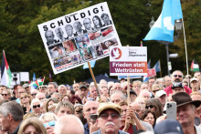 Ľudia sa v Berlíne zúčastňujú zhromaždenia s mottom „Zastavte genocídu v Gaze! Žiadne zbrane vo vojnových zónach! Mier namiesto pretekov v zbrojení!“, protestujúc za mier v Gaze a proti dodávkam zbraní do vojnových zón. FOTO: Reuters