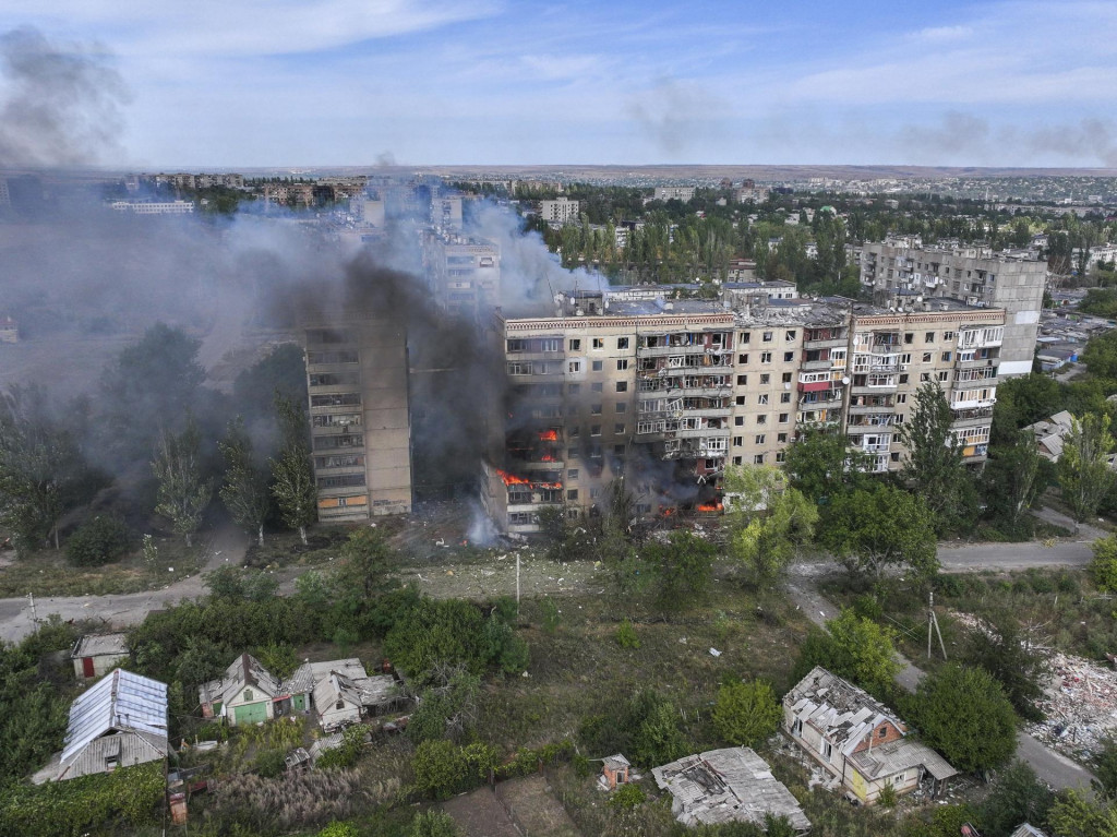 Obytná budova po leteckom útoku ruskej armády v meste Kosťantynivka v Doneckej oblasti na Ukrajine. FOTO: TASR/AP