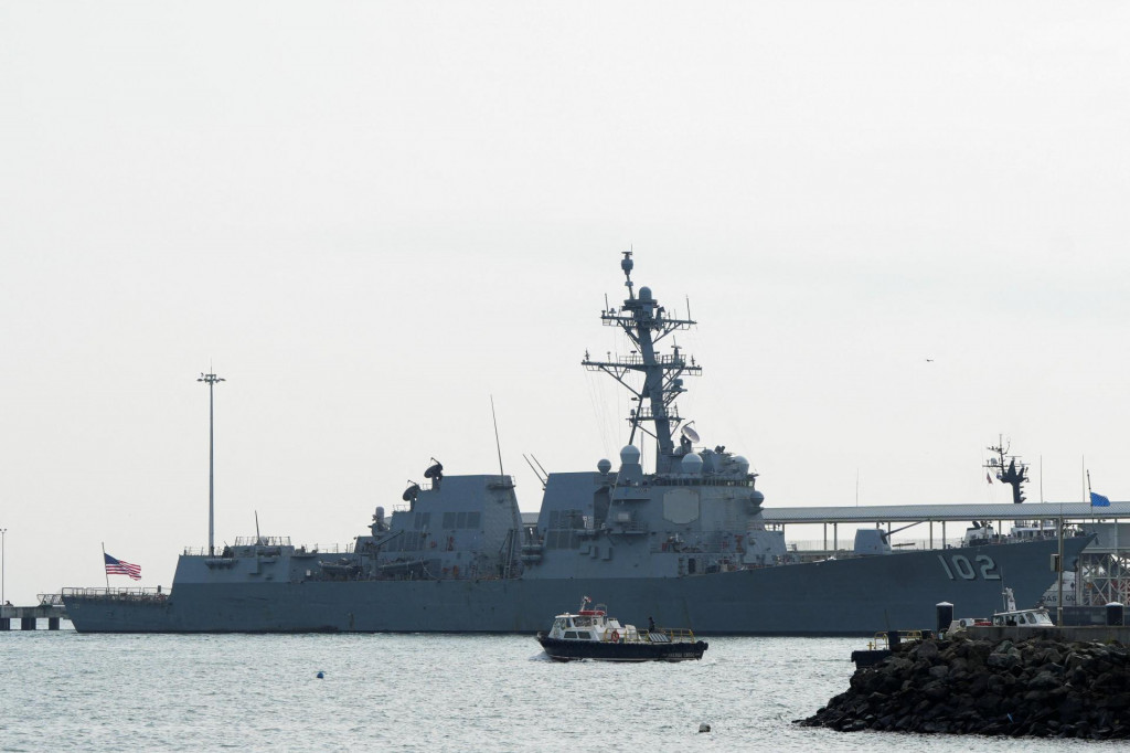Americký torpédoborec s riadenými strelami USS Sampson DDG-102 kotví pri vstupe do Panamského prieplavu. FOTO: Reuters