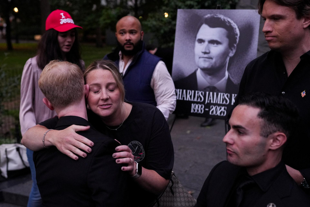 Ľudia sa objímajú počas pietnych spomienk na amerického pravicového aktivistu a komentátora Charlieho Kirka, ktorý bol smrteľne postrelený. FOTO: Reuters