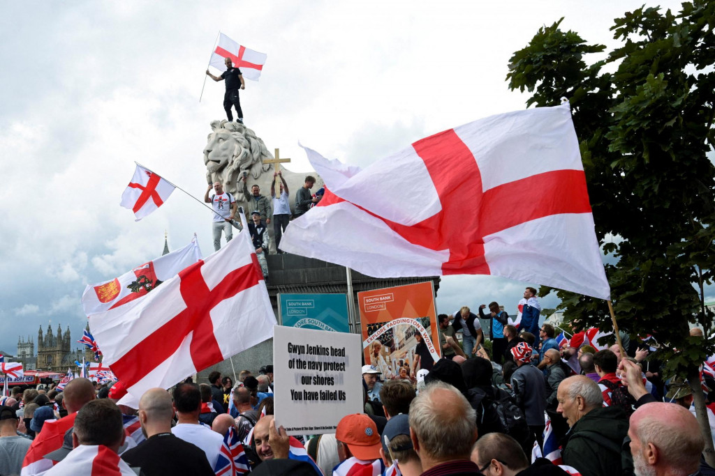 Protestujúci sa zúčastňujú protiimigračného zhromaždenia, ktoré v Londýne zorganizoval britský protiimigračný aktivista Stephen Yaxley-Lennon, známy aj ako Tommy Robinson. FOTO: Reuters