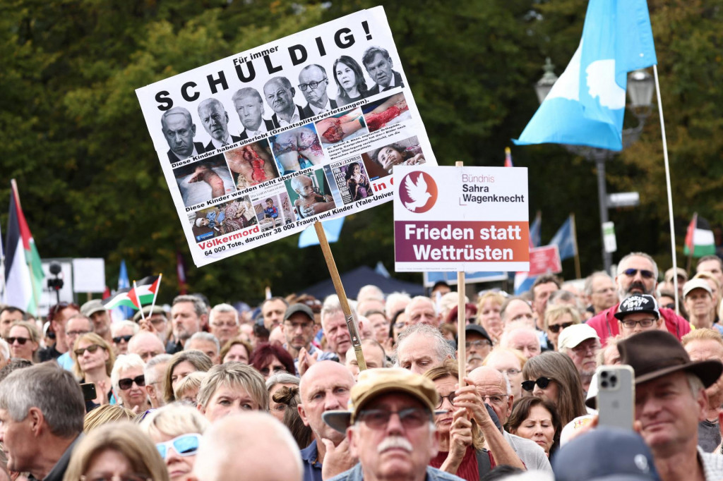 Ľudia sa v Berlíne zúčastňujú zhromaždenia s mottom „Zastavte genocídu v Gaze! Žiadne zbrane vo vojnových zónach! Mier namiesto pretekov v zbrojení!“, protestujúc za mier v Gaze a proti dodávkam zbraní do vojnových zón. FOTO: Reuters