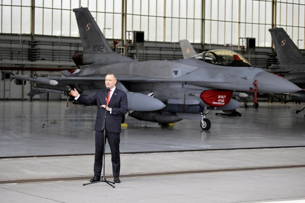 Poľský prezident Karol Nawrocki navštívil 31. základňu taktického letectva deň po narušení poľského vzdušného priestoru ruskými bezpilotnými lietadlami v poľskom meste Krzesiny 11. septembra 2025. FOTO: Reuters