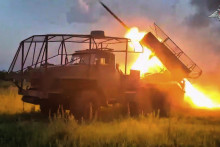 Na snímke z videa zverejnenej ruským ministerstvom obrany ruský raketomet BM-21 páli na ukrajinské pozície na neznámom mieste na Ukrajine. FOTO: TASR/AP