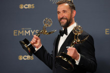 Noah Wyle, držiteľ ceny za najlepší herecký výkon v dramatickom seriáli za seriál The Pitt, ktorý získal cenu za najlepší dramatický seriál, pózuje na 77. ročníku udeľovania cien Primetime Emmy Awards v Los Angeles v Kalifornii v USA. FOTO: REUTERS