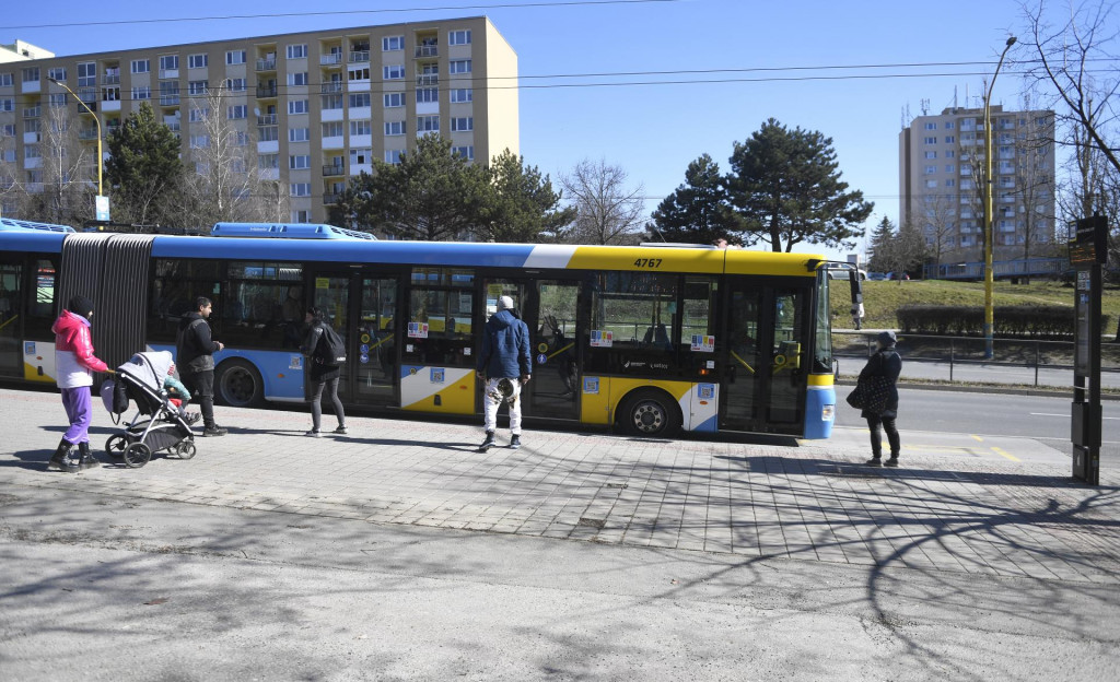 Vo vozovom parku má pribudnúť 15 kusov autobusov dlhých 12 metrov a 15 kusov kĺbových autobusov v dĺžke 18 metrov. Pôjde o úplne nové autobusy s pohonom na stlačený zemný plyn. FOTO: TASR/František Iván