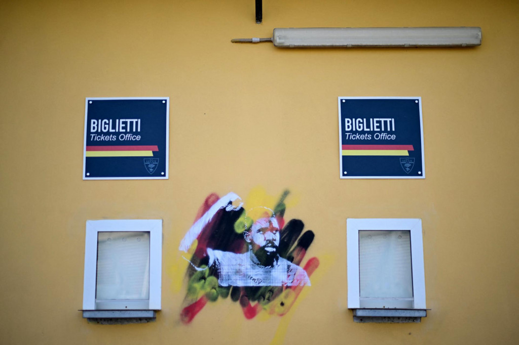 Nástenná maľba bývalého hráča Samuela Umtitiho pred štadiónom v Lecce. FOTO: REUTERS