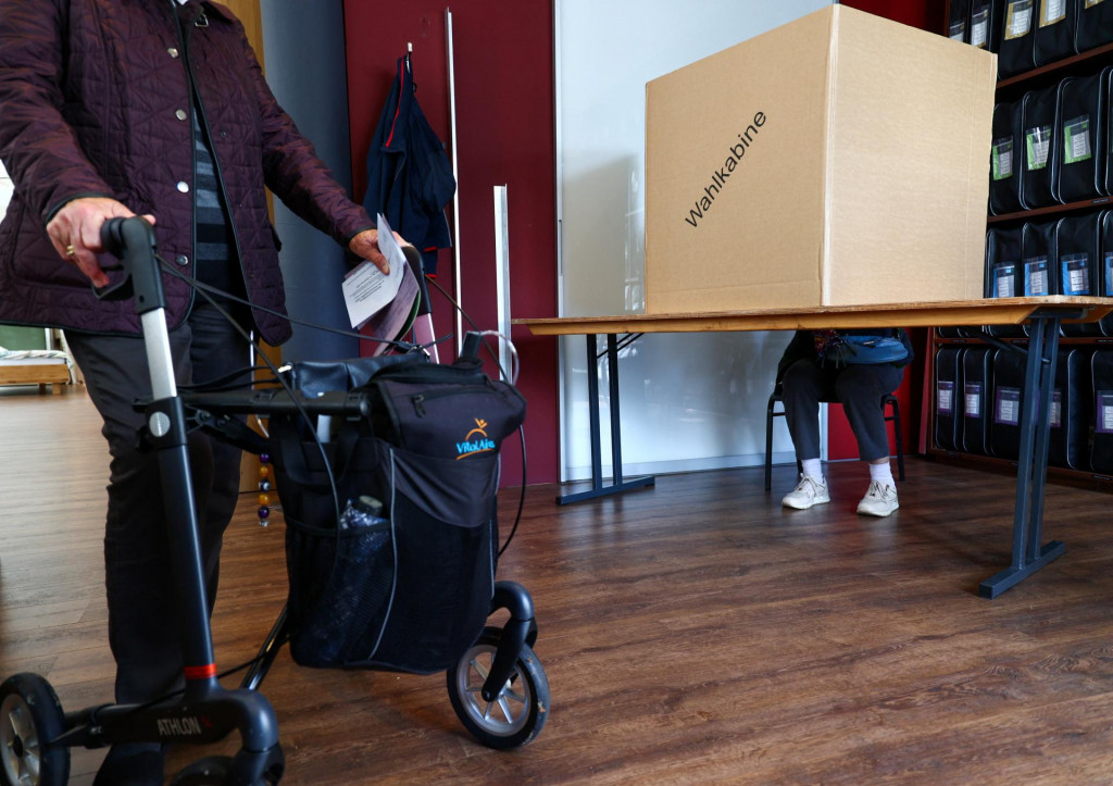 Takmer 14 miliónov voličov v Severnom Porýnii-Vestfálsku si v nedeľu vyberalo svojich zástupcov na lokálnej úrovni. FOTO: REUTERS