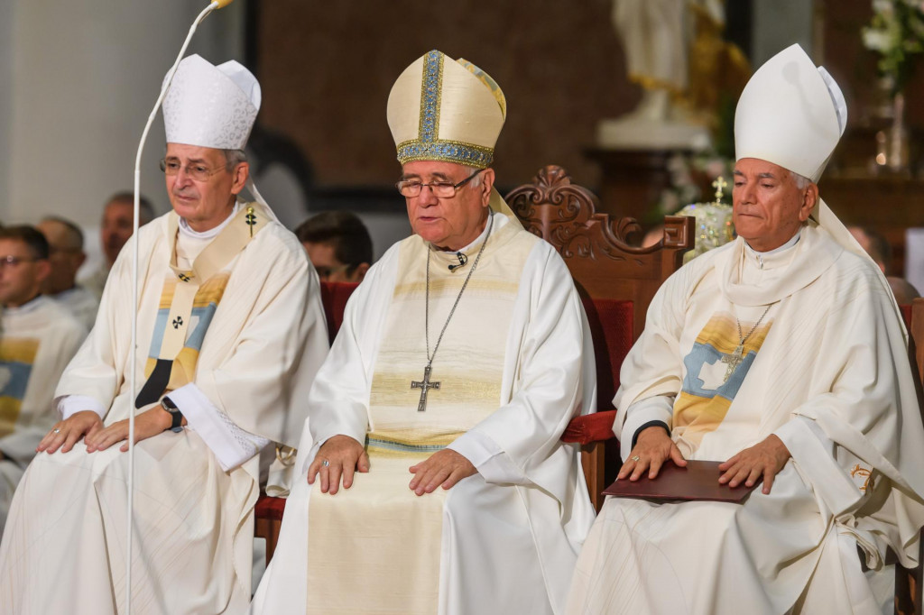 Na snímke zľava rímskokatolícky arcibiskup metropolita Bratislavskej arcidiecézy Stanislav Zvolenský, žilinský biskup Tomáš Galis a apoštolský nuncius na Slovensku Mons. Nicola Girasoli. FOTO: TASR/Jaroslav Novák
