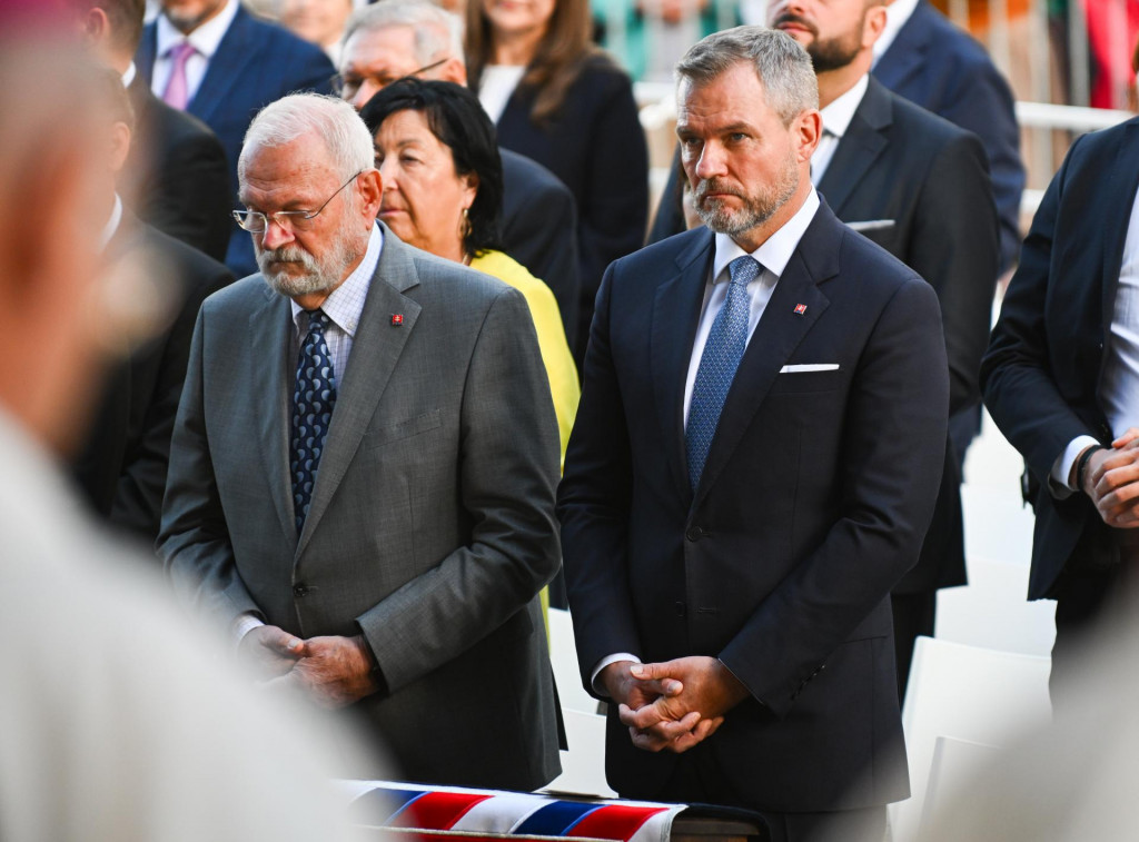 Emeritný prezident Ivan Gašparovič a prezident Peter Pellegrini počas slávnostnej svätej omše na národnej púti pri príležitosti sviatku Sedembolestnej Panny Márie. FOTO: TASR/Martin Medňanský