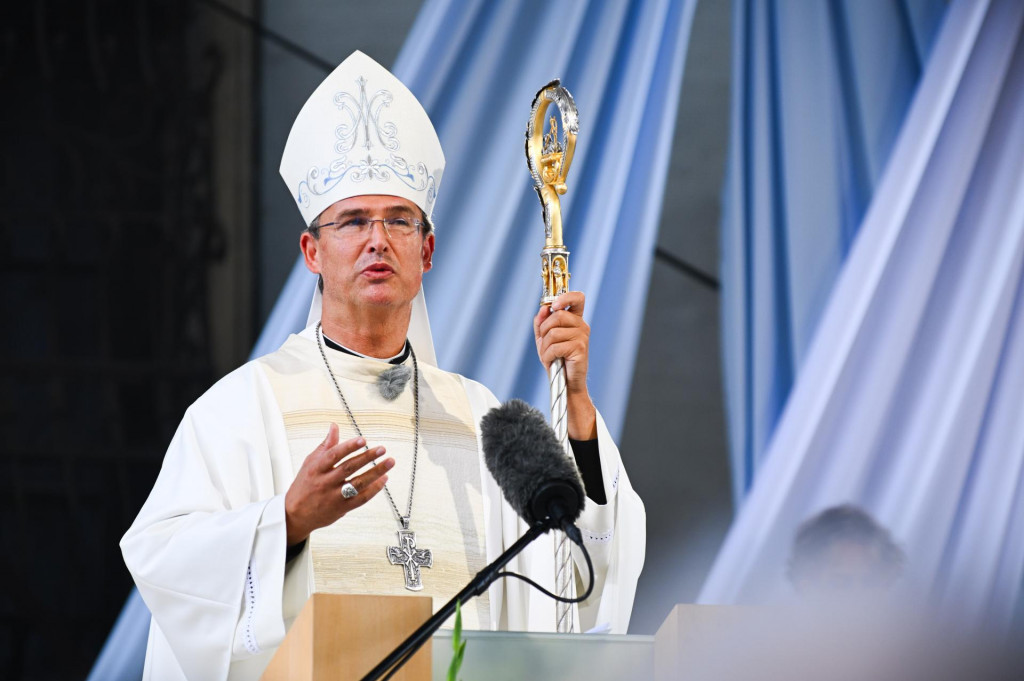 Na snímke rímskokatolícky spišský biskup Mons. František Trstenský, hlavný celebrant počas slávnostnej svätej omše na celonárodnej púti Slovenska k patrónke Slovenska, Sedembolestnej Panne Márii v Šaštíne-Strážach. FOTO: TASR/Martin Medňanský