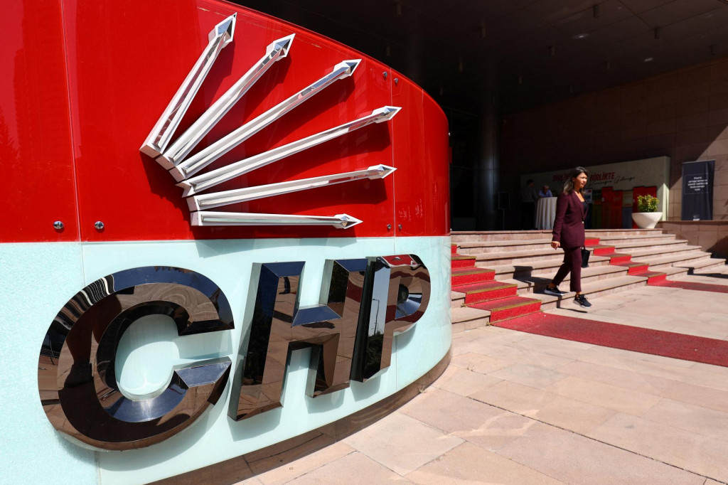 Ankarská prokuratúra začala vyšetrovať obvinenia z údajného podvodu vo februári tohto roka. CHP obvinenia popiera a tvrdí, že o platnosti hlasovania v rámci strany by mala rozhodovať volebná komisia, a nie súd. FOTO: REUTERS