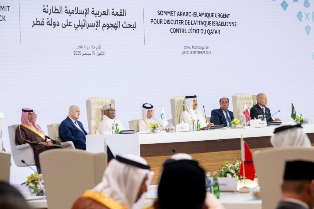 Na dnešný summit zvolaný v reakcii na izraelské údery prišlo mnoho vládcov v regióne. FOTO: REUTERS