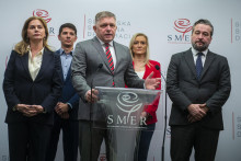 Na snímke zľava podpredsedníčka strany Smer Monika Beňová, podpredseda strany Smer a poslanec Národnej Rady SR Erik Kaliňák, predseda strany Smer a premiér Robert Fico, členka strany Smer Judita Laššáková a podpredseda strany Smer Ľuboš Blaha počas tlačovej konferencie k predstaveniu kandidátov strany Smer-SD do volieb do Európskeho parlamentu. FOTO: TASR/Jakub Kotian