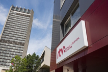 Budova televízie s pôvodným logom. FOTO: archív