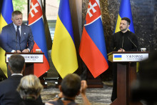 Na snímke zľava predseda vlády SR Robert Fico a ukrajinský prezident Volodymyr Zelenskyj počas tlačovej konferencie po ich stretnutí neďaleko ukrajinského mesta Užhorod 5. septembra 2025.

FOTO: TASR/R. Hanc