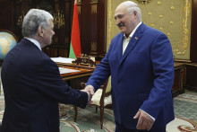 Na snímke vyslanec amerického prezidenta John Coale (vľavo) a bieloruský prezident Alexandr Lukašenko sa zdravia počas stretnutia v Minsku vo štvrtok 11. septembra 2025. FOTO: TASR/AP