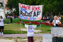 Druhá poprava Charlieho Kirka, po tej fyzickej je ešte internetová, je paradoxne aj užitočná, pretože ukazuje, kam Amerika došla. FOTO: Reuters