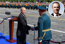 Rusko sa podľa vyšetrovania amerických úradov snažilo ovplyvniť verejnú mienku pred prezidentskými voľbami 2016 prostredníctvom kybernetických útokov, šírenia dezinformácií a infiltrácie do e-mailov členov Demokratickej strany. Na malej fotografii Tom Rakusan. FOTO: koláž iDNES.cz/Ondřej Hanuš