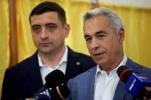 Vo februári tohto roku začala rumunská prokuratúra trestné stíhanie Georgescua (napravo), ktorého obvinila okrem iného z podnecovania k podkopávaniu ústavného poriadku, zneužívania financovania kampane a podpory fašistických, rasistických, xenofóbnych a antisemitských organizácií. FOTO: REUTERS