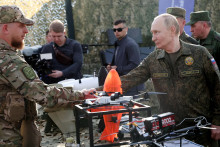 Ruský prezident Vladimir Putin sa stretáva s príslušníkmi ozbrojených síl a kontroluje vybavenie po príchode na pozorovanie spoločných vojenských cvičení Ruska a Bieloruska s kódovým označením Západ 2025. FOTO: REUTERS