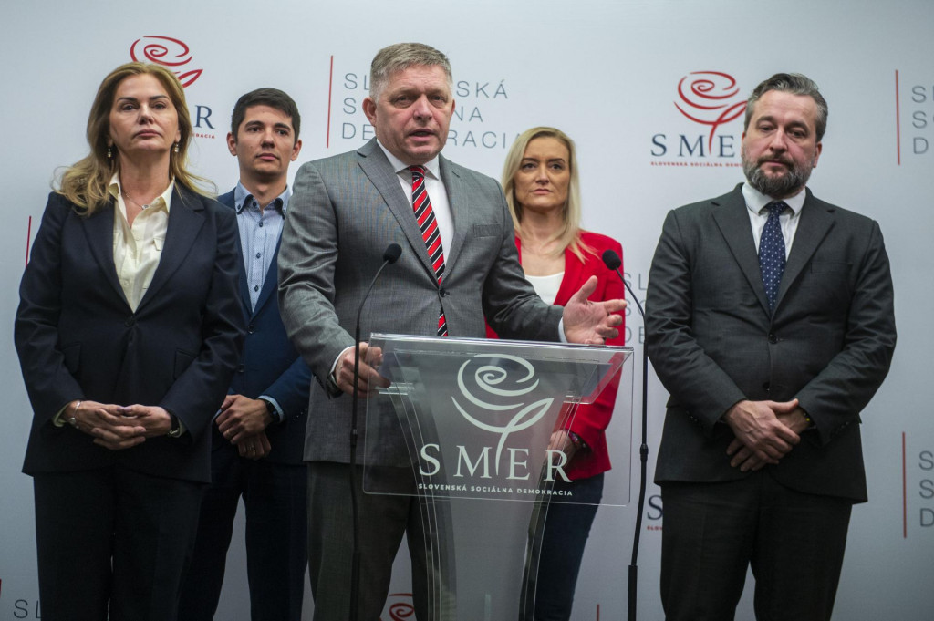 Na snímke zľava podpredsedníčka strany Smer Monika Beňová, podpredseda strany Smer a poslanec Národnej Rady SR Erik Kaliňák, predseda strany Smer a premiér Robert Fico, členka strany Smer Judita Laššáková a podpredseda strany Smer Ľuboš Blaha počas tlačovej konferencie k predstaveniu kandidátov strany Smer-SD do volieb do Európskeho parlamentu. FOTO: TASR/Jakub Kotian