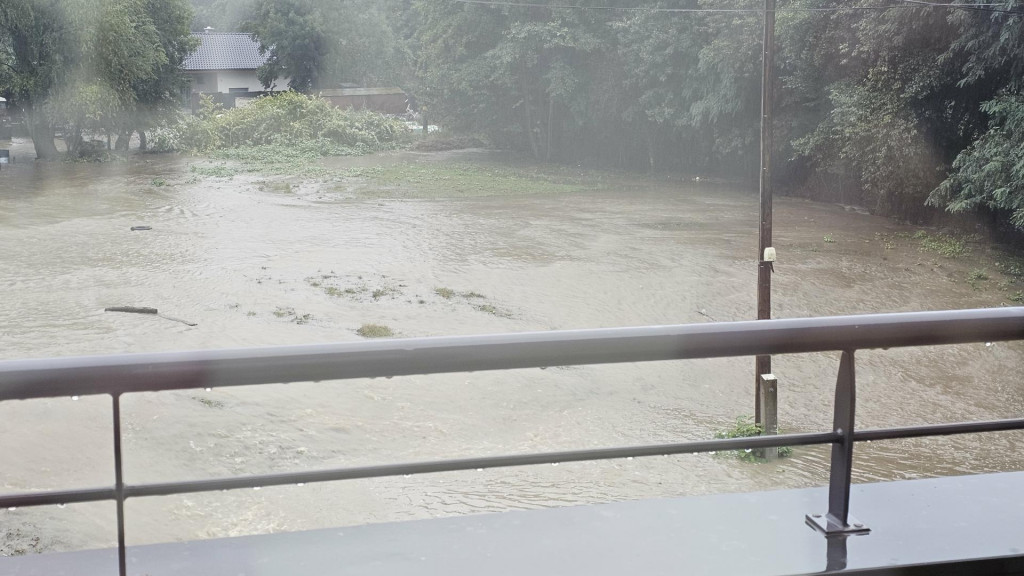 Stupavský potok v obci Borinka sa vybrežil.

FOTO: HN/Katarína Šelestiaková