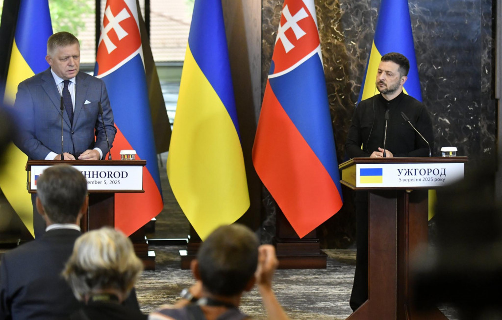 Na snímke zľava predseda vlády SR Robert Fico a ukrajinský prezident Volodymyr Zelenskyj počas tlačovej konferencie po ich stretnutí neďaleko ukrajinského mesta Užhorod 5. septembra 2025.

FOTO: TASR/R. Hanc