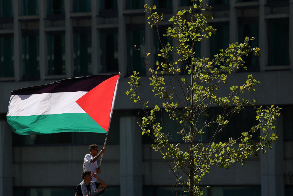 Ilustračná fotografia. Demonštrant máva palestínskou vlajkou. FOTO: Reuters
