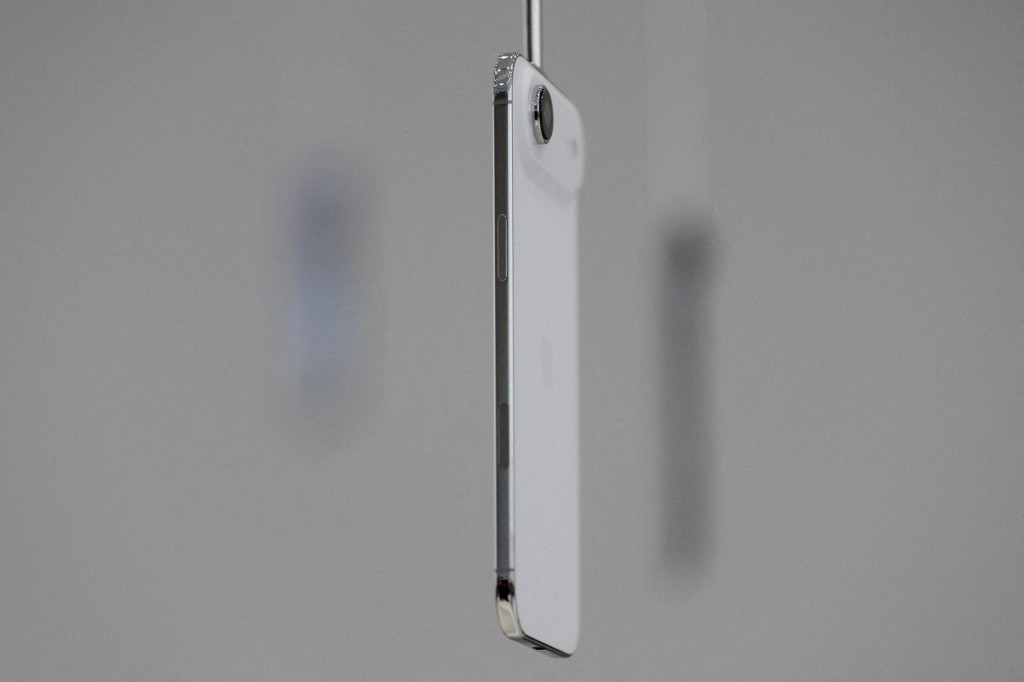 iPhone Air fyzickú SIM kartu vôbec neponúka.