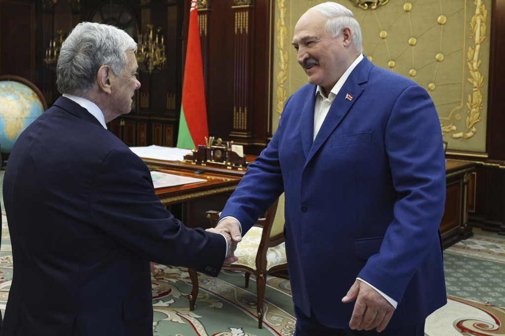 Na snímke vyslanec amerického prezidenta John Coale (vľavo) a bieloruský prezident Alexandr Lukašenko sa zdravia počas stretnutia v Minsku vo štvrtok 11. septembra 2025. FOTO: TASR/AP