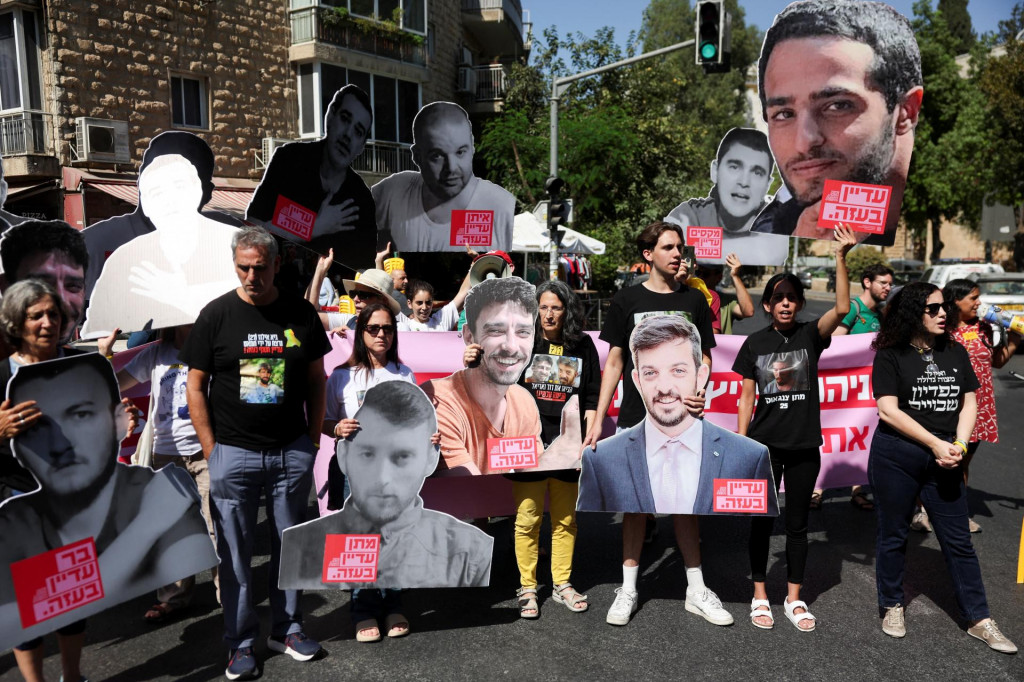 Protestujúci požadujú okamžité prepustenie rukojemníkov neďaleko rezidencie izraelského premiéra Benjamina Netanjahua v Jeruzaleme. FOTO: Reuters