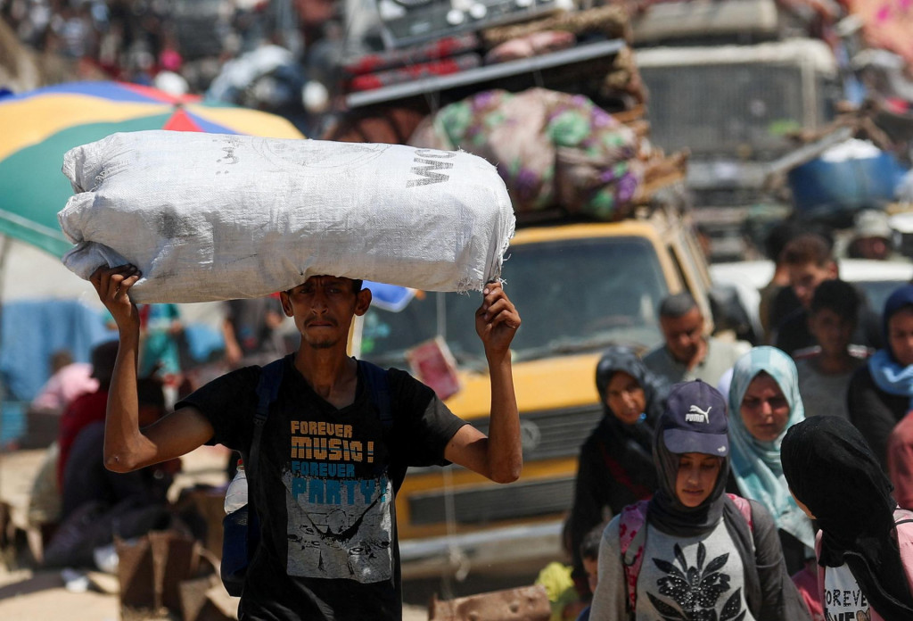 Palestínčania vysídlení zo severnej Gazy kvôli izraelskej vojenskej operácii sa presúvajú na juh po tom, čo izraelské sily nariadili obyvateľu mesta Gaza evakuáciu na juh, do centrálneho pásma Gazy. FOTO: Reuters