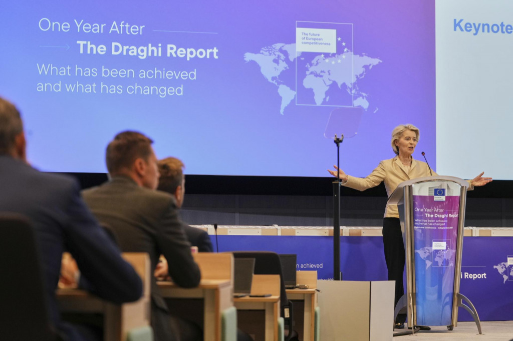 Na snímke predsedníčka Európskej komisie Ursula von der Leyenová reční počas konferencie rok po zverejnení správy Maria Draghiho o budúcnosti konkurencieschopnosti v Bruseli. FOTO: TASR/AP