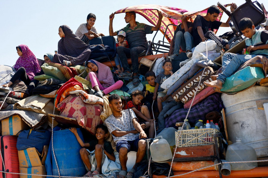 Palestínčania vysídlení zo severnej Gazy utekajú kvôli izraelskej vojenskej operácii. FOTO: Reuters