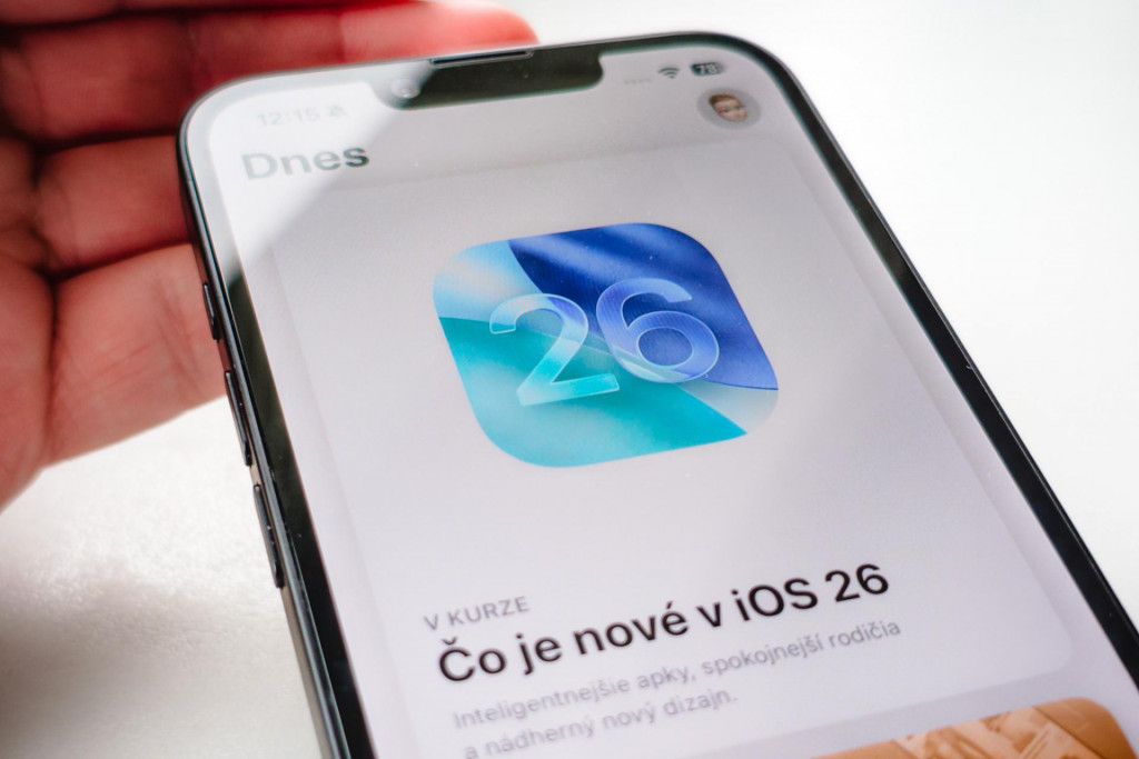 Operačný systém iOS 26 v stabilnej verzii na iPhone 16e.