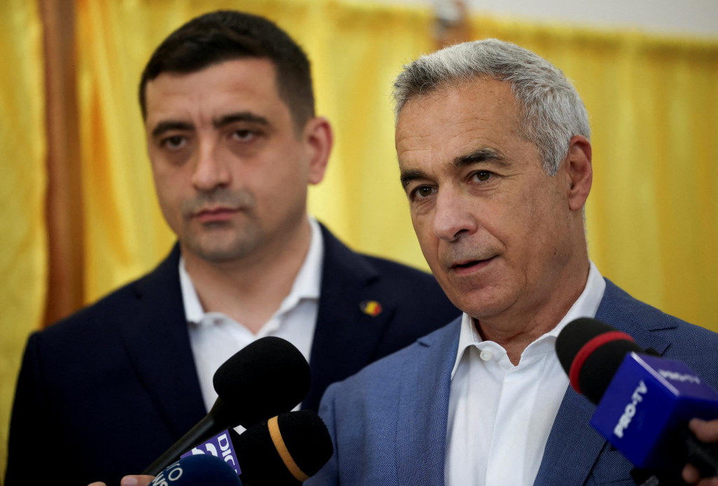 Vo februári tohto roku začala rumunská prokuratúra trestné stíhanie Georgescua (napravo), ktorého obvinila okrem iného z podnecovania k podkopávaniu ústavného poriadku, zneužívania financovania kampane a podpory fašistických, rasistických, xenofóbnych a antisemitských organizácií. FOTO: REUTERS