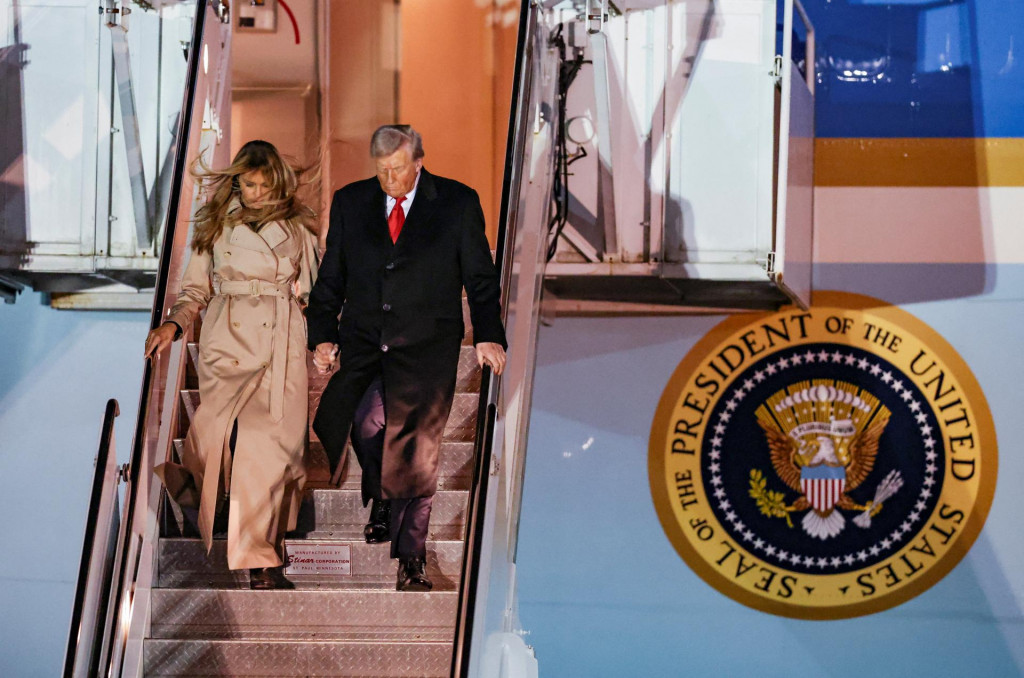 Americký prezident Donald Trump a prvá dáma Melania Trumpová vychádzajú z Air Force One v Londýne. FOTO: REUTERS